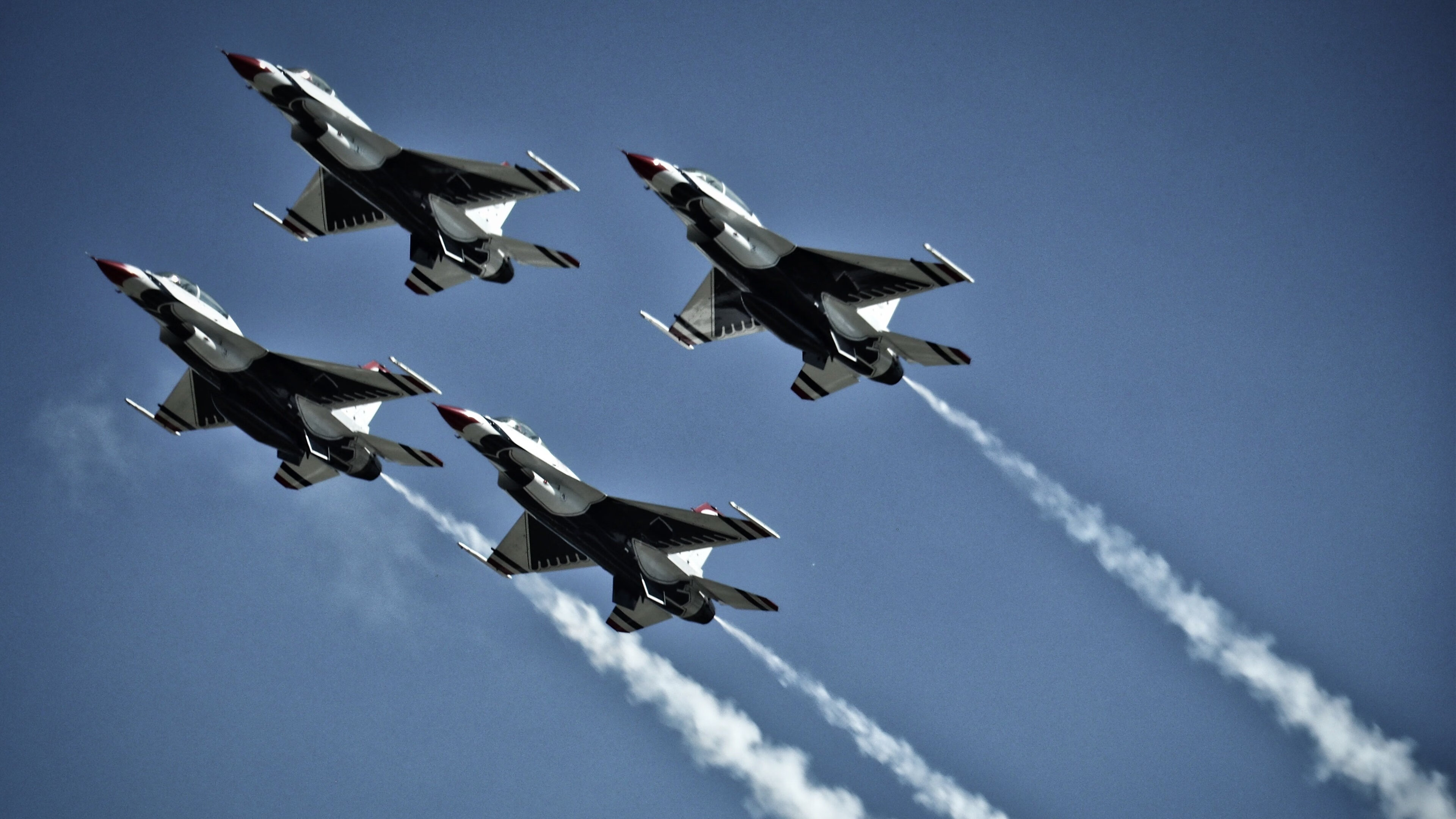 kaiyun开云·官方网站-CBA赛场上的精彩瞬间：球员飞身扣篮引爆现场，cba扣篮大赛飞跃5人