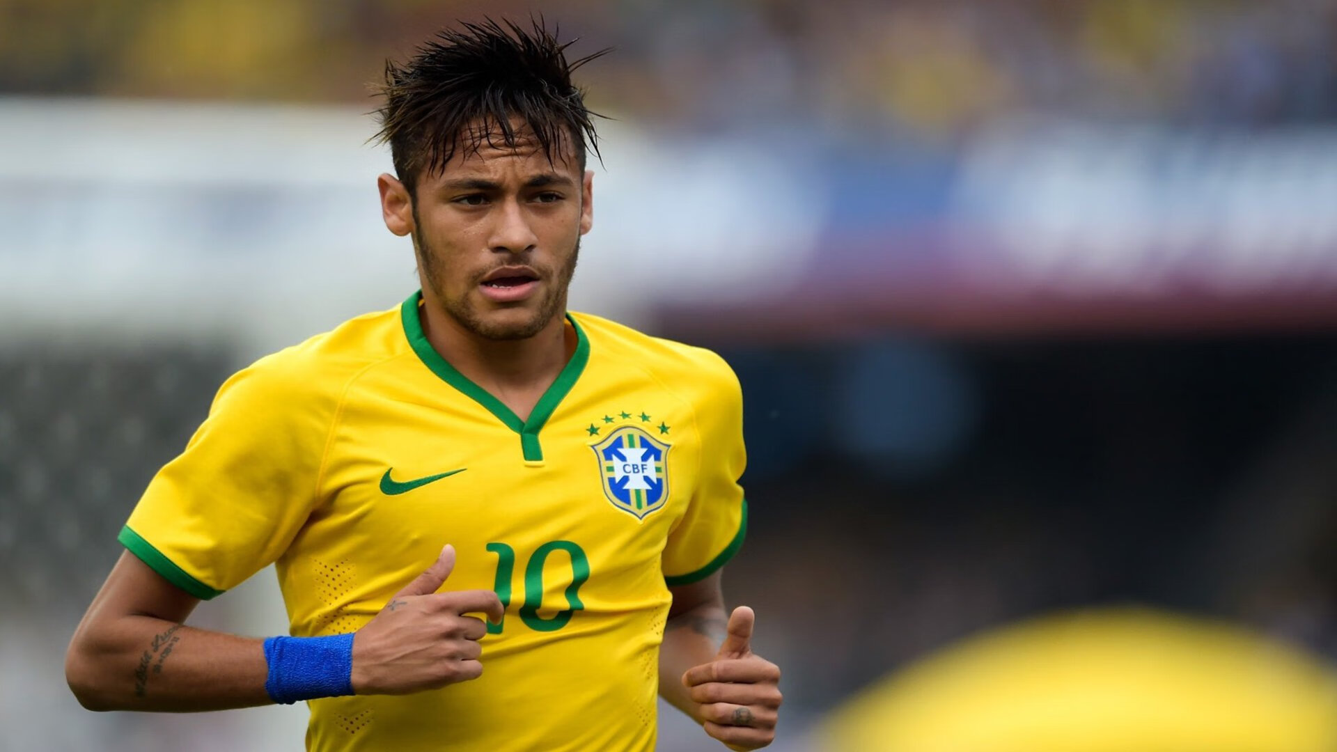 “腰旗美式橄榄球赛：东部新区赛场打造极限竞技新体验”